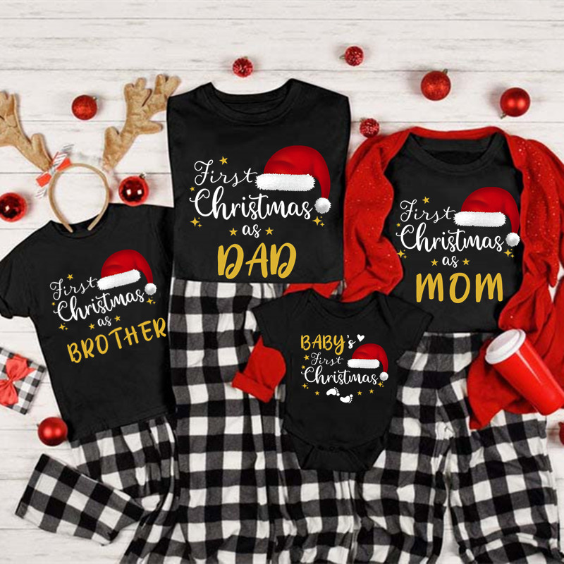 Summer Clothing Baby - 家族でお揃いのクリスマスTシャツ。初めてのクリスマスを、お母さん、お父さん、お兄さん、サンタクロースの帽子をかぶった家族みんなで。家族でお揃いの服装、ベビー用ロンパース、クリスマス衣装。